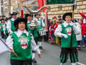 Rosenmontag in Mainz. die Narren lassen auch bei Minusgraden die Messfremden die warme Mainzer Herzlichkeit spüren.