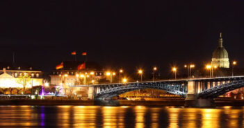 Mainzer Fastnacht schlägt Brücke über den Rhein