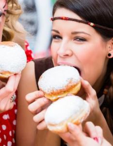 Wie unbedenklich ist Karneval mit all den Schadstoffen in Schminke, Krapfen und Kostümen? (Foto: AdobeStock - Kzenon 315387652)