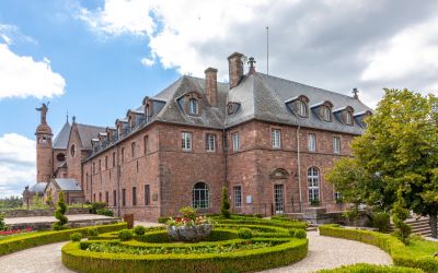 Entkommen Sie dem Karnevalstrubel und finden Sie sich selbst: Odilienberg im Elsass - Wo Himmel und Erde sich treffen. (Foto: AdobeStock -  travelview 210473813)