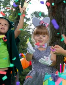 Fasching basteln: Kindergarten Ideen für große und kleine Kinder (Foto: Adobe Stock- Photographee.)