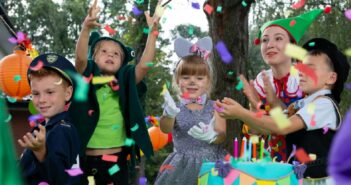 Fasching basteln: Kindergarten Ideen für große und kleine Kinder (Foto: Adobe Stock- Photographee.)