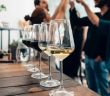 Weintrends im Wandel: Beliebtheit von Weiß-, Rosé- und trockenen Weinen (Foto: AdobeStock - Carlo 446772577)