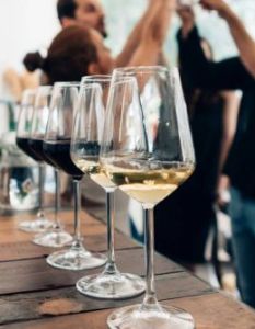 Weintrends im Wandel: Beliebtheit von Weiß-, Rosé- und trockenen Weinen (Foto: AdobeStock - Carlo 446772577)
