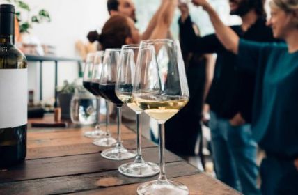 Weintrends im Wandel: Beliebtheit von Weiß-, Rosé- und trockenen Weinen (Foto: AdobeStock - Carlo 446772577)