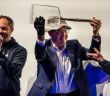 Bundesrat Guy Parmelin erhält Arosa Humorschaufel für feinen Sinn für (Foto: Arosa Humorfestival)