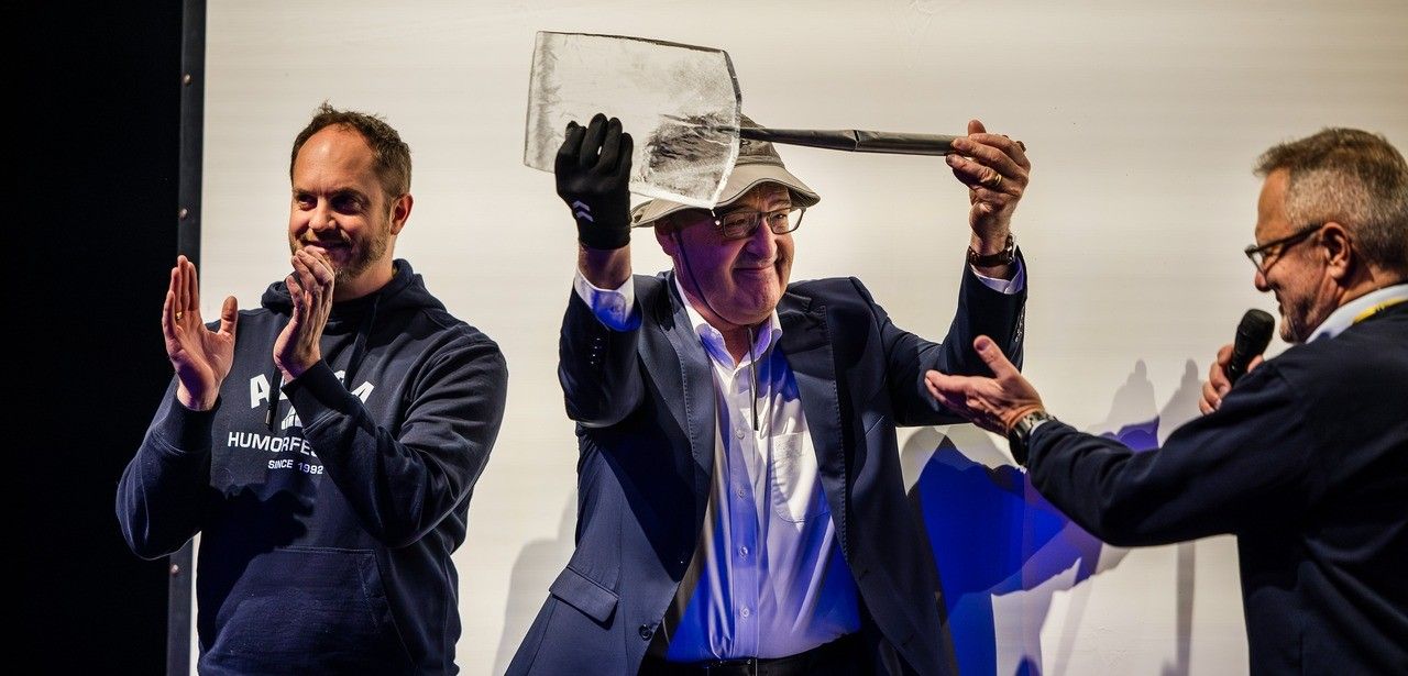 Bundesrat Guy Parmelin erhält Arosa Humorschaufel für feinen Sinn für (Foto: Arosa Humorfestival)