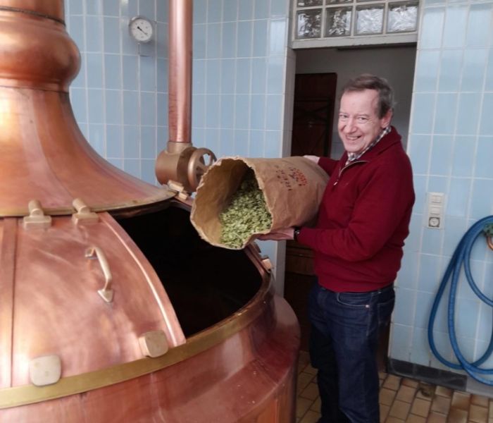 Brauermeister Johannes Dold aus Elzach braut zur Fasnetzeit (Foto: L&ouml;wenbrauerei Elzach)