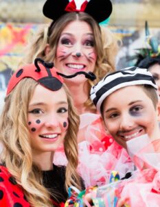 Fastnacht in Mainz 2026: Zwischen Tradition und Trend – so entwickeln sich Faschingskostüme weiter (Foto: AdobeStock - Kzenon - 189229157)