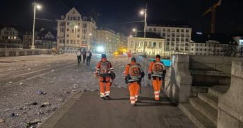 280 Mitarbeitende entfernen in fünf Stunden 272 Tonnen (Foto: Bau- und Verkehrsdepartement Basel)