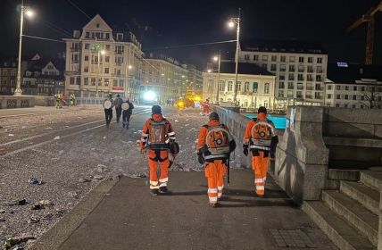 280 Mitarbeitende entfernen in fünf Stunden 272 Tonnen (Foto: Bau- und Verkehrsdepartement Basel)